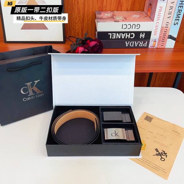 1带1扣 1带2扣 Ck家 双扣版 1带2扣 正版开模 此款腰带双面采用原厂牛皮带身，精密电镀标志性五金搭扣 对版专柜。3.5Cm 如需木盒40