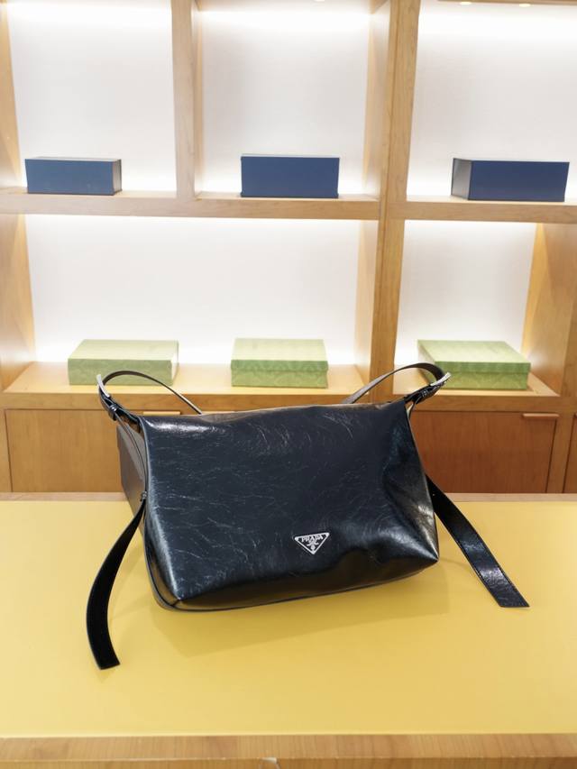 普拉达 官网同步 高版本 斜挎单肩背包 永恒不过时的标志性产品 纯原单牛皮 顶级五金制作 非市面普通版本 今年prada最爱的款式 全部实拍 实用性非常高 完全
