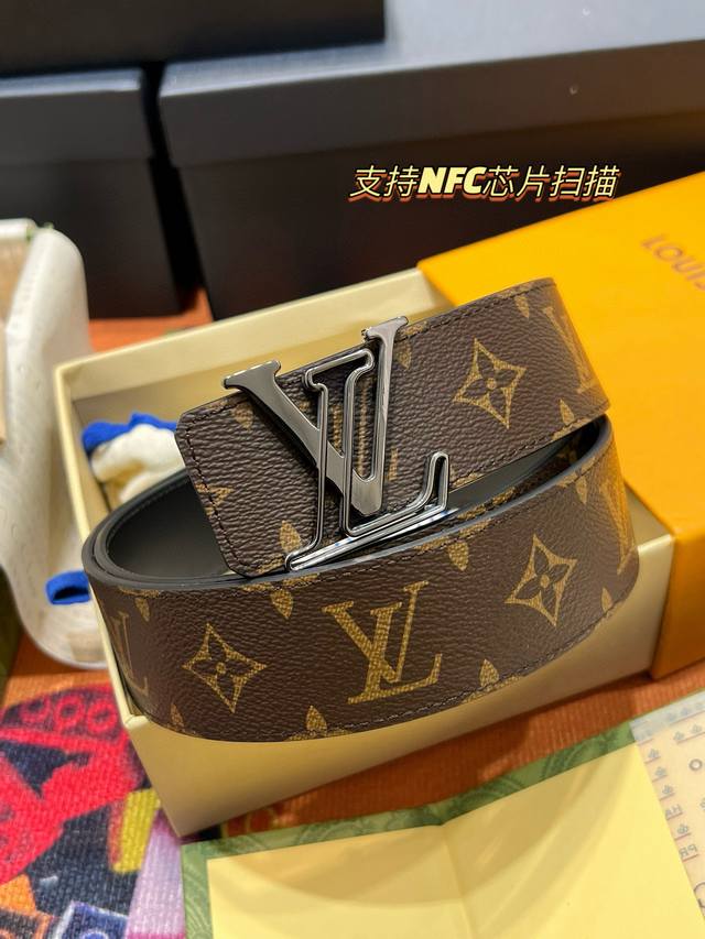 支持Nfc芯片扫描Lv皮带宽度：4.0Cm 专柜同步最新系列，搭配精致雕扣头 媲美代购欢迎对比时尚百搭，品味的体现，休闲高大上！ Iphone实物实拍， 腰带上