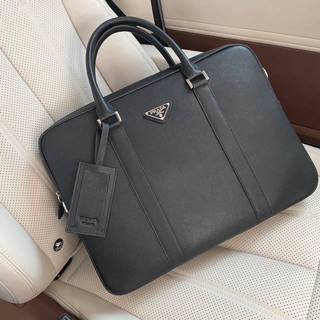 p家限量版最新款男士公文包,内里进口皮,肩带全主皮 原单Lampo拉链 白色麦头+白叻五金配件尺寸:38-30-6型号5264-1 p家限量版最新款男士公文包,内里进口皮,肩带全主皮 原单Lampo拉链 白色麦头+白叻五金配件尺寸:38-30-6型号5264-1