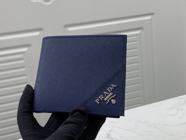 prada男士短款钱夹专柜最新款式，官网同步，正品开发，型号2M0513# 颜色 如图 蓝色 Blue牛皮质感极好，螺纹里布 进口白钢五金配件复杂拼色设计，更加