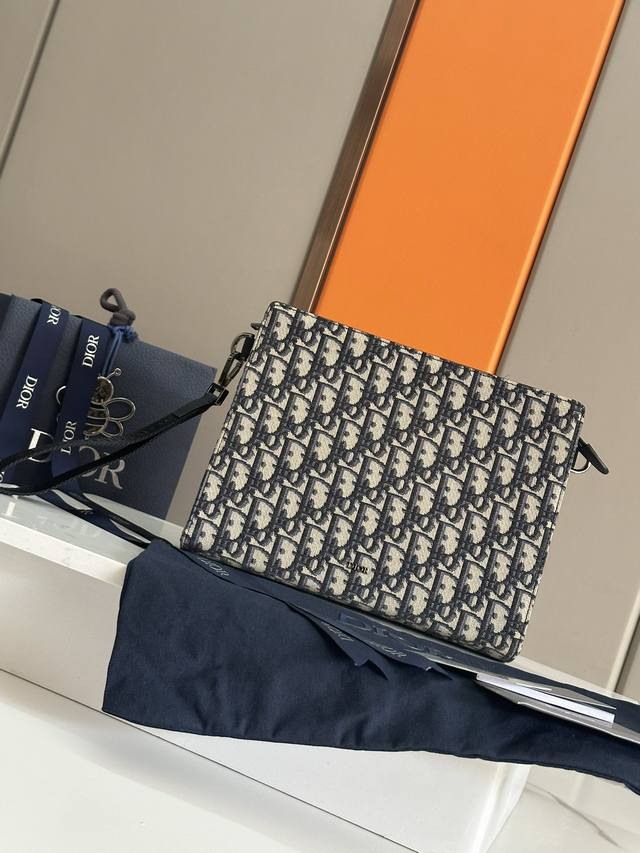 顶级 A5 手拿包黑色 Oblique 印花 编号:2Esca483Yky_H03E 尺寸:27×19.5×6厘米 长×高×宽 这款手拿包是Dior的主打单品。 顶级 A5 手拿包黑色 Oblique 印花 编号:2Esca483Yky_H03E 尺寸:27×19.5×6厘米 长×高×宽 这款手拿包是Dior的主打单品。