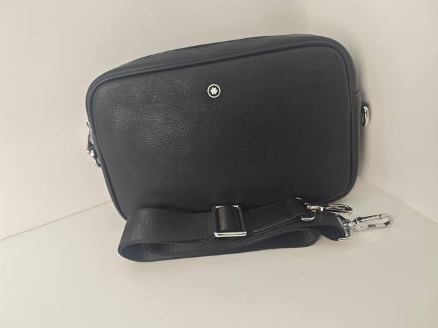 顶级专柜老鼠狠货 最新火爆款万宝龙横款单肩斜挎包实用款大量出货啦,叫嚣专柜货顶级原单货纸上谈兵吹牛皮的咱不会，请让狠货说话。款式可以复制抄袭，材料做工骗不了懂的