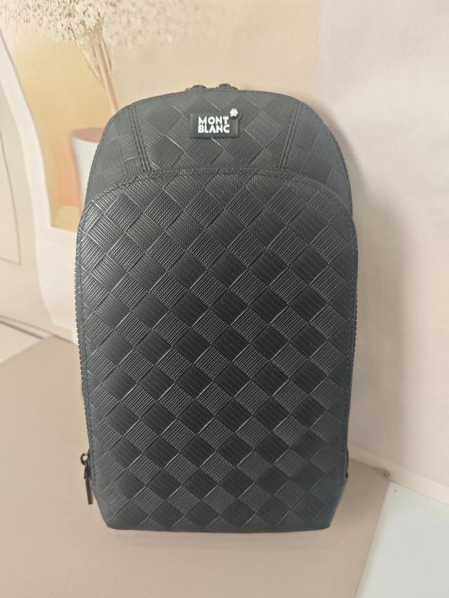 顶级专柜老鼠高端狠货2025最新火爆款万宝龙胸包大量出货啦,叫嚣专柜货顶级原单货纸上谈兵吹牛皮的咱不会，请让狠货说话。款式可以复制抄袭，材料做工骗不了懂的人。里