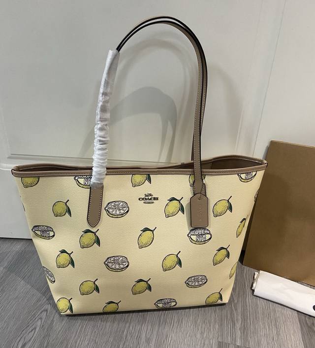 Coa*H Cal76 夏日水果托特包包 草莓、柠檬、橙子全员到齐，夏天的快乐不止在冰美。尺寸33Cm