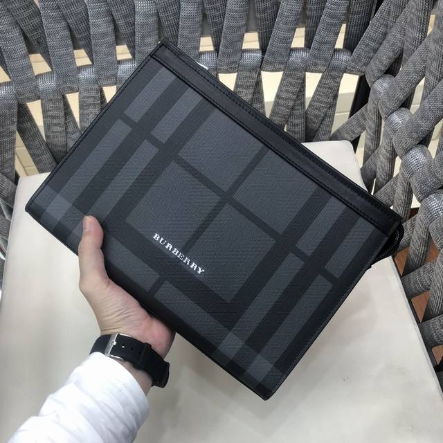 顶级原单醉新款手拿包到货。进口牛皮。配专里布。做工看细节，每一处都无比讲究，精致细腻。市场最牛货，一直坚持高端精品出击，手快者赚，下手晚了别说没提醒哦，实体店最