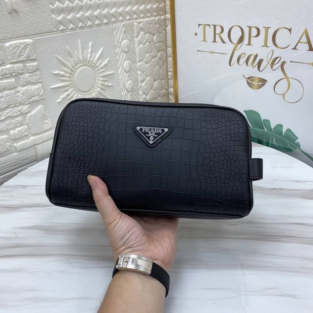 最新火爆款普拉达不锈钢密码锁手拿包火爆款出货啦,叫嚣专柜货顶级原单货纸上谈兵吹牛皮的咱不会，请让狠货说话。款式可以复制抄袭，材料做工骗不了懂的人。里外都是顶级材