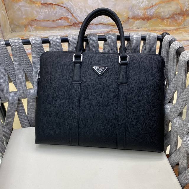 断货王专柜官网同步新款普拉达休闲必备手包 出货顶级进口牛皮手感一流全新升级五金配可拆卸手柄带容量杠杠滴功能性十分强哦! 尺寸 39-29-6,黑色 型号:106 断货王专柜官网同步新款普拉达休闲必备手包 出货顶级进口牛皮手感一流全新升级五金配可拆卸手柄带容量杠杠滴功能性十分强哦! 尺寸 39-29-6,黑色 型号:106