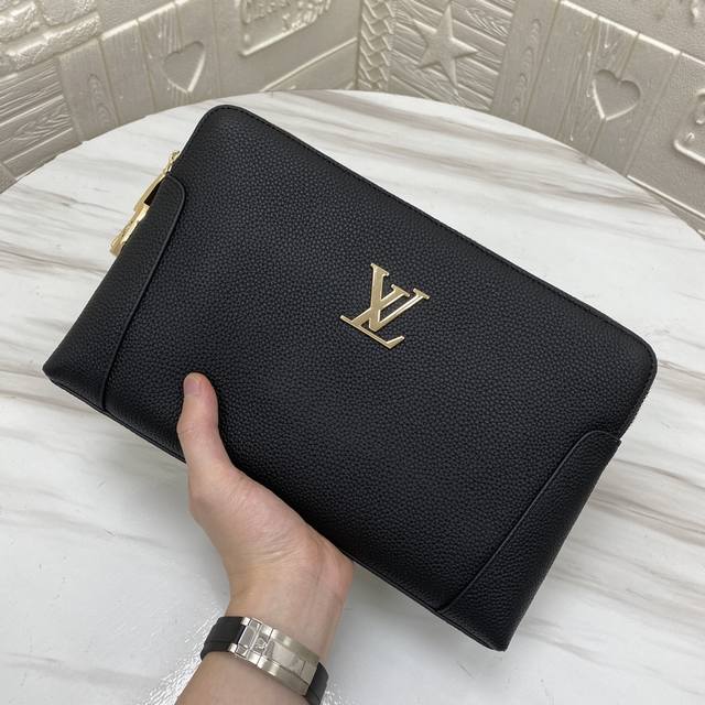 原单货L家 新款男士手包、面料采用进口牛皮 皮纹清晰皮光泽度极佳，皮质手感好完美诠释了皮的品质，原版定制五金 顶级工匠精细手工完美车线 图片实物拍照、添加任何效