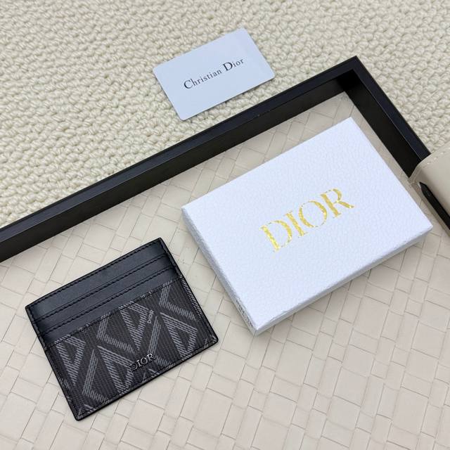 老花料 Dior卡夹高雅精致 男士采用牛皮精心制作 。两侧各设3个卡槽，顶部设有1个卡槽，造型精巧玲珑。款号:Ch135 尺寸:10*8Cm