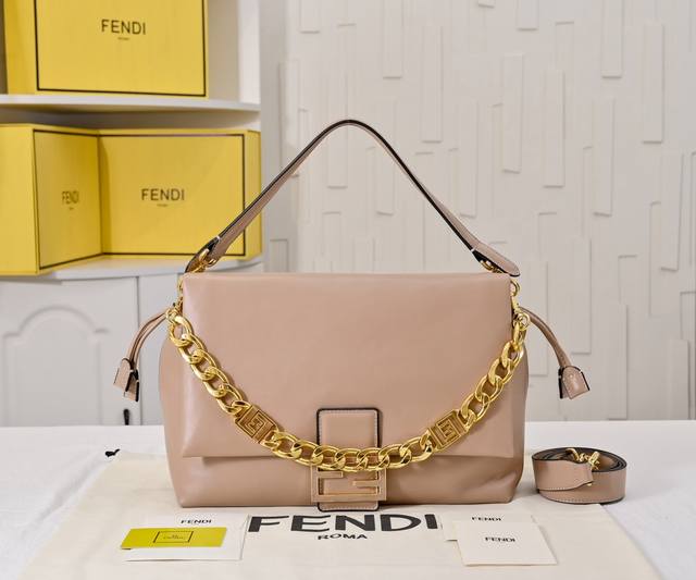 型号7715 加链加40元 全新的Mamma Baguette来喽，法棍与福袋的双结合，全网最温柔的包包没有之一，软软糯糯的小羊皮也太细嫩了，既慵懒又高级！标志