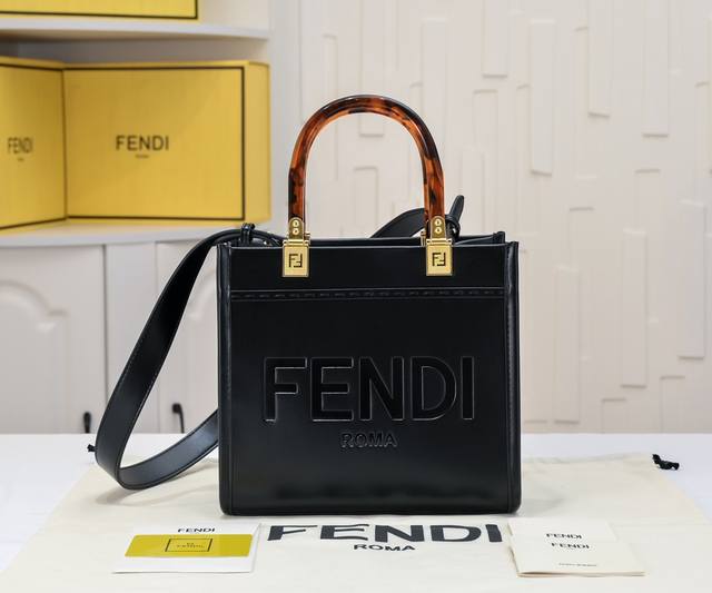 出货咯 小号全新Size Shine Tote FéI Tote 托特包“阳光手提袋” 简单字母Logo设计，琥珀色双手柄是整个包包最大焦点，单拧着就很有气场，