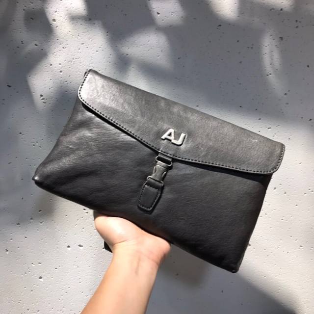 原单Aj阿玛尼男士手拿包，面料采用进口层头植鞣牛皮 皮纹清晰光泽度极佳，皮质手感柔软舒适完美诠释了皮的品质，代工厂p洗水麦+原版定制五金，顶级工匠精细手工专柜车
