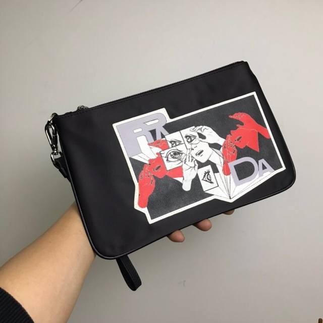 狠货来袭醉新爆款出货啦原单普拉达男士手提包，面料采用进口降落伞尼龙防水布料配进口原版牛皮顶尖五金配件+原厂专用里布款式时尚大方低调奢华有内涵休闲轻便超实用。尺寸