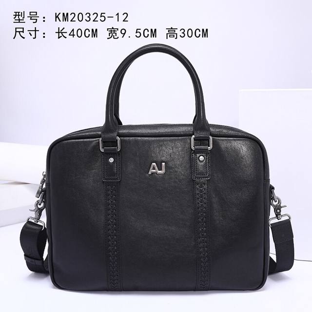 原单水货Aj阿玛尼男士公文包，面料采用进口层头植鞣牛皮 皮纹清晰光泽度极佳，皮质手感柔软舒适完美诠释了皮的品质，代工厂p洗水麦+原版定制五金，顶级工匠精细手工