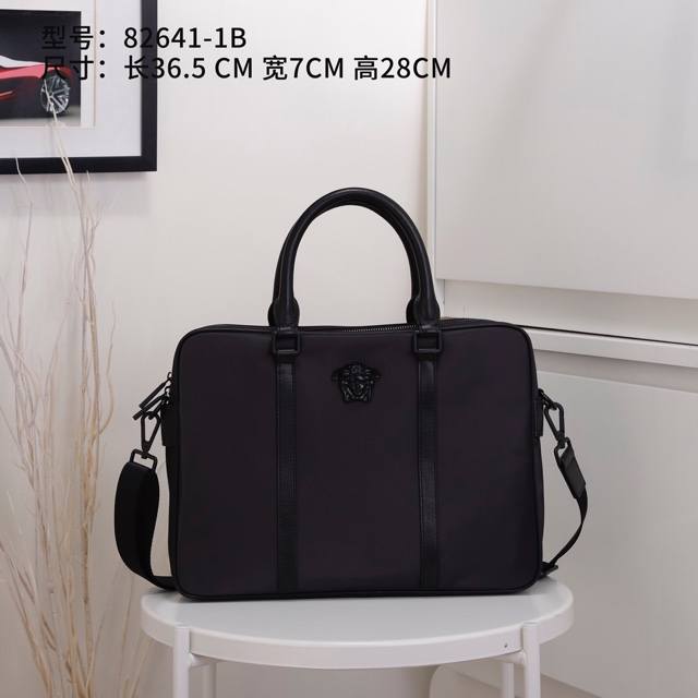 原单货范思哲海外专柜新款公文包，很多人看中的包包，包型做的超好对原版。面料采用进口防水布料配意大利小牛皮。顶级工匠手工一直坚持高端品质款式也非常大方时尚休闲！轻