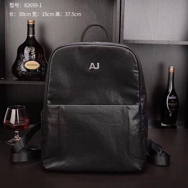 原单水货Aj阿玛尼男士双肩包，面料采用进口层头植鞣牛皮 皮纹清晰光泽度极佳，皮质手感柔软舒适完美诠释了皮的品质，代工厂p洗水麦+原版定制复古五金，顶级精细手工车