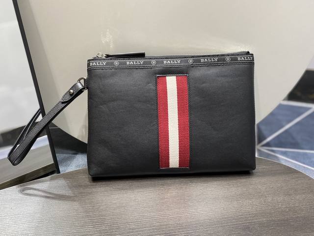 Bally巴利男士手拿包 Size:29X2.5X20Cm 头层牛皮制作,定制五金配件,拉链开合既方便实用又增加安全感。正面饰有品牌标志性的Trainspott Bally巴利男士手拿包 Size:29X2.5X20Cm 头层牛皮制作,定制五金配件,拉链开合既方便实用又增加安全感。正面饰有品牌标志性的Trainspott