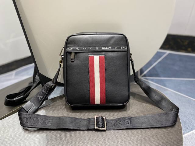 Bally巴利男士斜挎包 Size:22X7X25Cm 头层牛皮制作,定制五金配件,拉链开合既方便实用又增加安全感。正面饰有品牌标志性的Trainspottin Bally巴利男士斜挎包 Size:22X7X25Cm 头层牛皮制作,定制五金配件,拉链开合既方便实用又增加安全感。正面饰有品牌标志性的Trainspottin