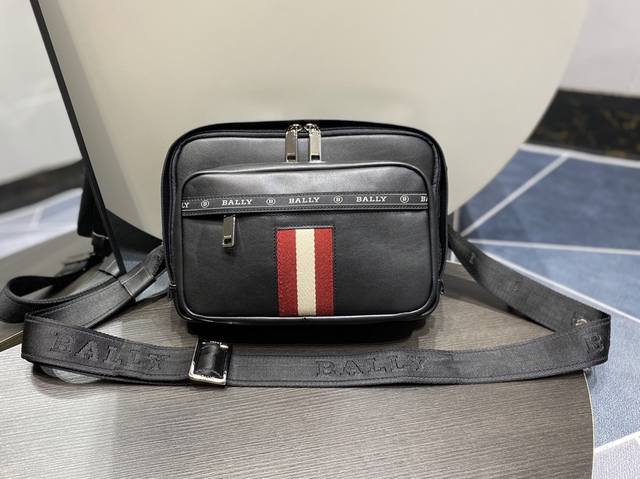 Bally巴利男士斜挎包 Size:28X9X20Cm 头层牛皮制作,定制五金配件,拉链开合既方便实用又增加安全感。正面饰有品牌标志性的Trainspottin Bally巴利男士斜挎包 Size:28X9X20Cm 头层牛皮制作,定制五金配件,拉链开合既方便实用又增加安全感。正面饰有品牌标志性的Trainspottin