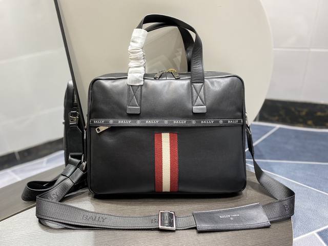 Bally巴利男士公文包 Size:39X9X30Cm 头层牛皮制作,定制五金配件,拉链开合既方便实用又增加安全感。正面饰有品牌标志性的Trainspottin Bally巴利男士公文包 Size:39X9X30Cm 头层牛皮制作,定制五金配件,拉链开合既方便实用又增加安全感。正面饰有品牌标志性的Trainspottin