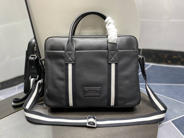 Bally巴利男士公文包 Size:39X8X30Cm 头层牛皮制作,定制五金配件,拉链开合既方便实用又增加安全感。正面饰有品牌标志性的Trainspottin Bally巴利男士公文包 Size:39X8X30Cm 头层牛皮制作,定制五金配件,拉链开合既方便实用又增加安全感。正面饰有品牌标志性的Trainspottin