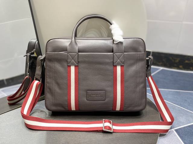 Bally巴利男士公文包 Size:39X8X30Cm 头层牛皮制作,定制五金配件,拉链开合既方便实用又增加安全感。正面饰有品牌标志性的Trainspottin Bally巴利男士公文包 Size:39X8X30Cm 头层牛皮制作,定制五金配件,拉链开合既方便实用又增加安全感。正面饰有品牌标志性的Trainspottin