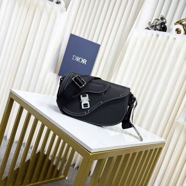 市场最高版本，欢迎对比 专柜买版复刻 马鞍信使包 黑色粒面牛皮革 编号: 1Adpo325Ykk_H00N 这款马鞍信使包是二零二四秋季男装系列新品，精巧时尚。