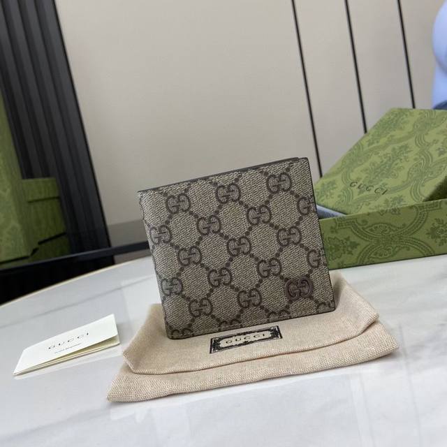 顶配版 饰Gg细节钱包。Gucci小件皮革配饰突破设计界限，不断以个性方式焕新演绎经典单品。这款男士钱包将经典Gg Supreme帆布与绿色Gg配件匠心糅合，成