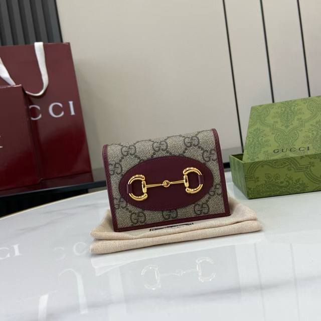 顶配版 创作总监Sabato De Sarno呈现全新Gg字母图案涂层织物，打造柔软、轻盈且耐用的精湛材质。这款Gucci Horsebit 1955系列卡包以