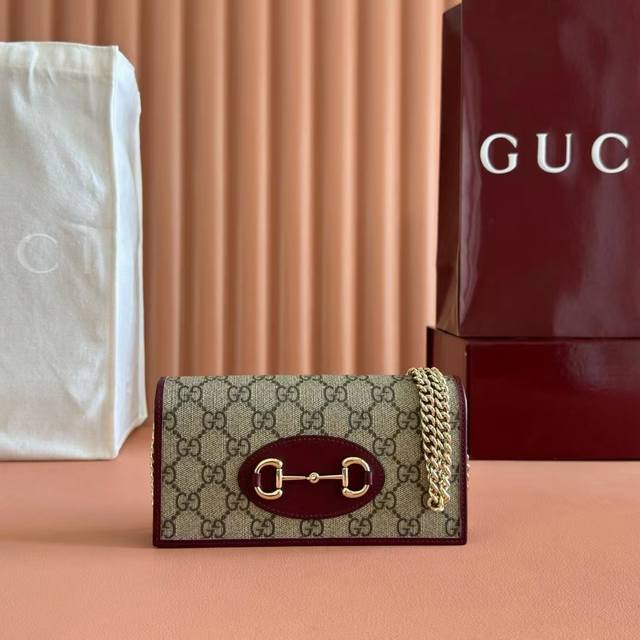 顶配版 新品 创作总监Sabato De Sarno呈现全新Gg字母图案涂层帆布，打造柔软、轻盈且耐用的精湛材质。这款Gucci Horsebit 1955系列