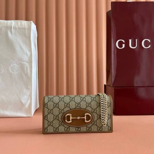 顶配版 Gucci 马衔扣1955系列这款Gucci 马衔扣1955系列手袋采用米色pvc面料制作，搭配别致的米胶皮革滚边，令典藏设计焕发出新的魅力。这款手袋承