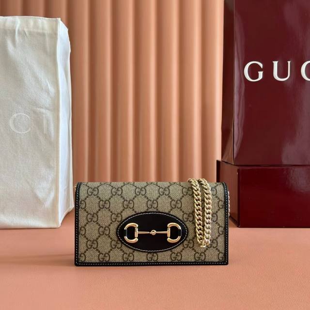 顶配版 Gucci 马衔扣1955系列这款Gucci 马衔扣1955系列手袋采用米色pvc面料制作,搭配别致的米胶皮革滚边,令典藏设计焕发出新的魅力。这款手袋承 顶配版 Gucci 马衔扣1955系列这款Gucci 马衔扣1955系列手袋采用米色pvc面料制作,搭配别致的米胶皮革滚边,令典藏设计焕发出新的魅力。这款手袋承