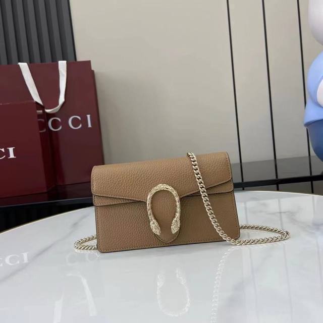 顶配版 新品 这款Dionysus系列迷你肩背包选用米色粒面皮革匠心打造，采用侧开口双虎头锁扣，点缀珐琅和水晶细节。配有固定链式肩带，成就昼夜皆宜的精致包款。