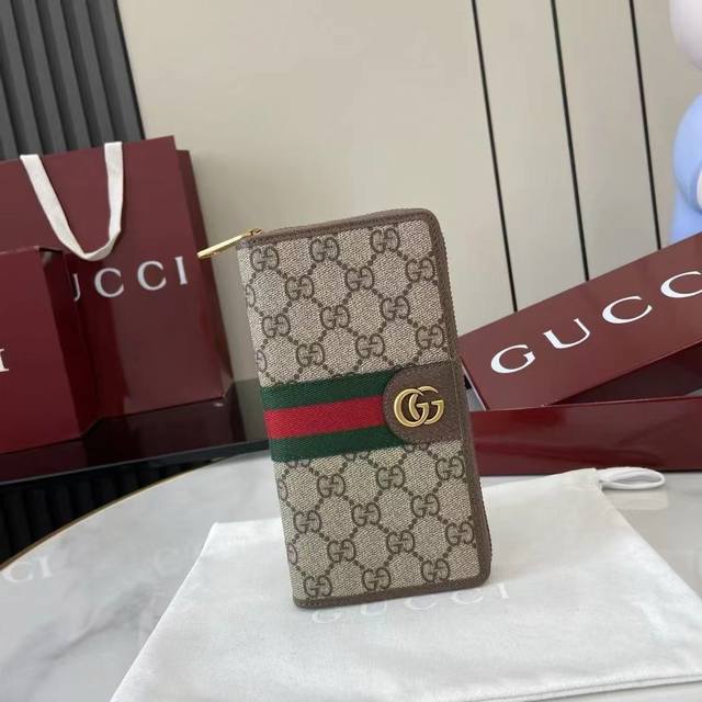 顶配版 新品 Ophidia系列匠心融蕴米色和深棕色两大配色，搭配经典廓形与全新功能，甄选触感柔软的织物打造。这款全拉链钱包以Gg字母交织图案涂层织物打造，匠心