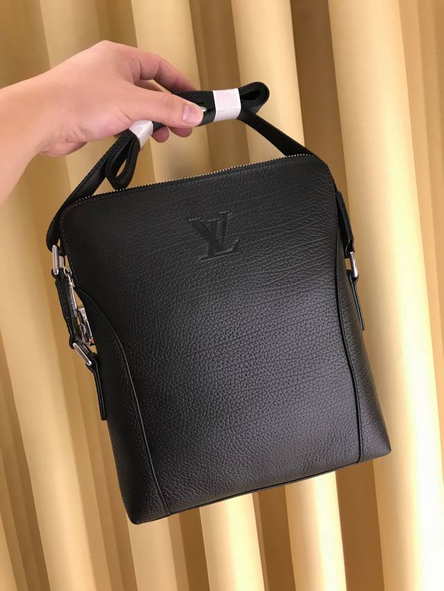 推出火爆 斜挎包意大利进口牛皮顶级货，精钢五金均有品牌Logo,看皮的光泽度，看油边，看走线，市场最高品质，没有之一，识货首选。尺寸：25.28.5，颜色：黑色