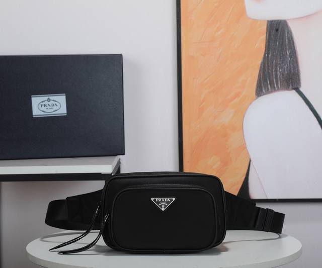 p家新款尼龙腰包1Bl010到货，专柜同步配有Saffiano皮质滚边，抛光钢质金属配件，标识衬里，内部商标牌、尺寸21×13×5Cm