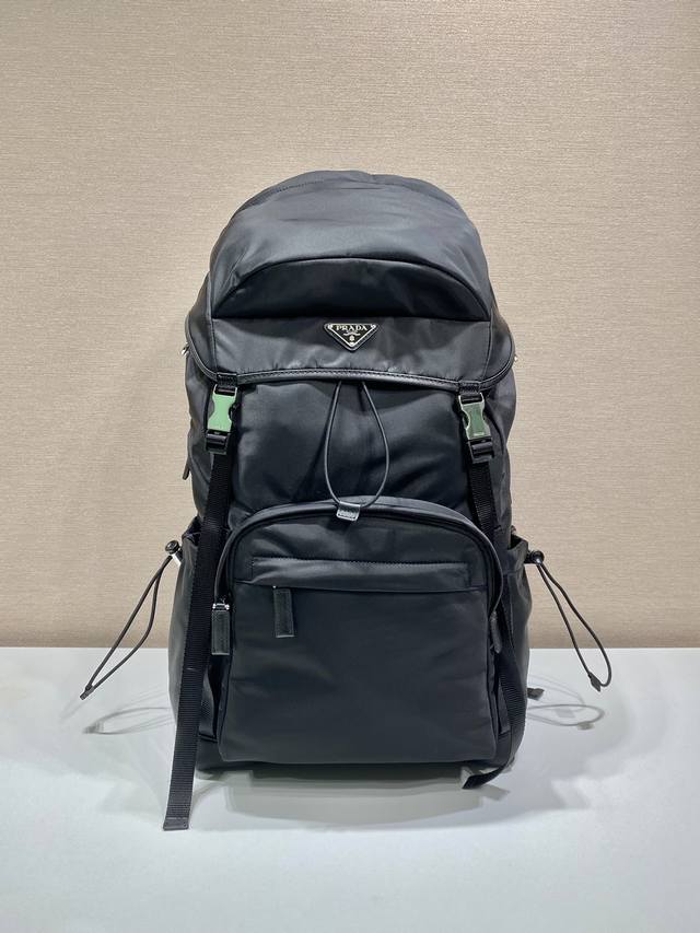 新款登山包2Vz090 这款背包颇具科技外观搭配实用性内部空间。采用Re-Nylon再生尼龙打造，Saffiano皮革呈现出交叉排线和涂蜡饰面。细节格调鲜明。象