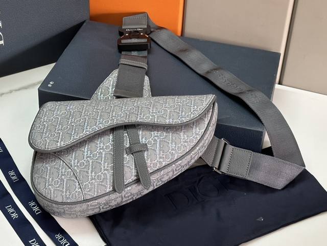 顶级原单 顶级原单这款马鞍包是经典系列的新款单品。采用 Oblique 印花面料精心制作,饰以金属光泽线,磁性翻盖下隐藏着一个拉链口袋,可安全收纳各种日常用品, 顶级原单 顶级原单这款马鞍包是经典系列的新款单品。采用 Oblique 印花面料精心制作,饰以金属光泽线,磁性翻盖下隐藏着一个拉链口袋,可安全收纳各种日常用品,