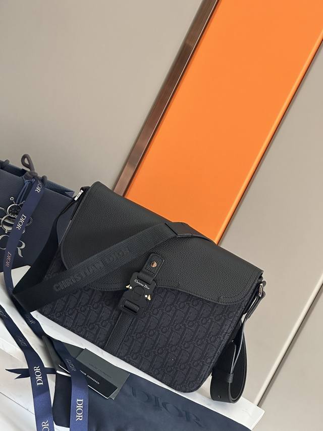 顶级原单 顶级原单 这款马鞍信使包是本季新品，精巧时尚。采用黑色粒面牛皮革精心制作，饰以对比鲜明的缉面线，搭配彰显马鞍风格审美的翻盖，点缀以铝扣提升格调。迷你款