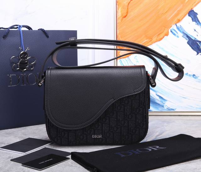 顶级原单 型号：93322 顶级原单 这款迷你马鞍信使包精巧时尚。采用黑色粒面牛皮革精心制作，饰以翻盖和“Dior”标志，突显马鞍包的精致魅力。内部隔层宽敞，搭