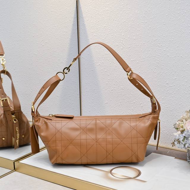 大号 ” Cd-M2417这款 D-Journey 手袋质地柔软，以摩登设计全新演绎水饺包廓形。采用黑色牛皮 Oblique 等材质精心制作，主隔层内设有一个拉