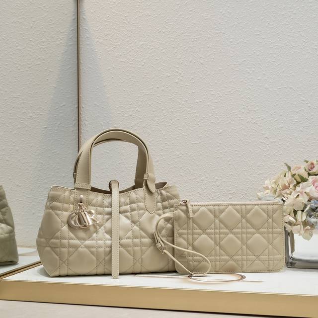 小号现货 带着 Toujours 去旅行，超大菱格的设计，搭配经典的字母配饰，摩登时尚感十足，包身结构十分柔软，小牛皮材质高级感满满，别具一格的扣饰扣合时侧面可