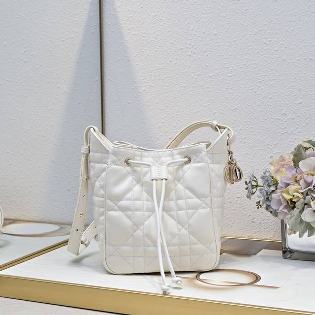 小号 。D- 袋 这款 D-Motion 手袋是二零二五冬季成衣系列新品，时尚实用的桶式设计，别具一格。采用象牙色羊皮革等材质精心制作，饰以藤格纹缉面线，柔软的