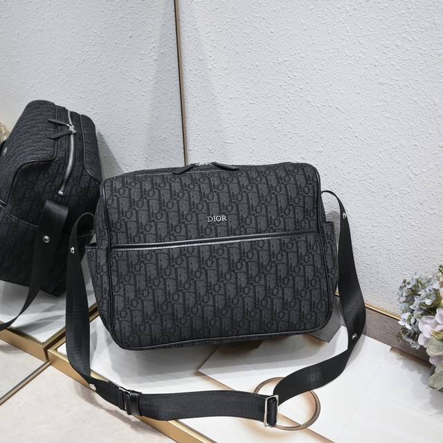 Dior 斜挎包 出货 顶级原版 这款母婴换洗包采用标志性的 Oblique 印花帆布制作，为护理和出行精心设计。为方便使用，采用宽大的开口、双向拉链开合以及婴