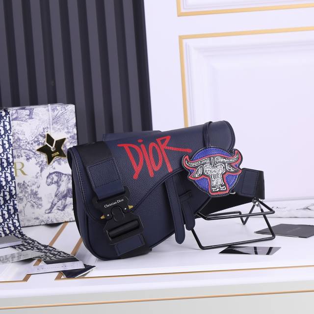 升级版本 头层荔枝纹 配牛头吊牌 配原版盒子 Dior Homme pre-Fall 早春系列Saddle马鞍包，强势推出！Dior新任设计师Kim Jones
