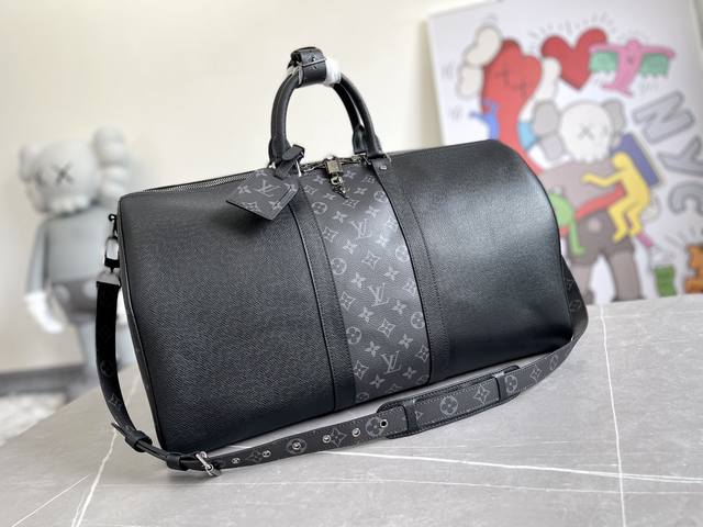 顶级 ！M30235 黑色 Keepall 50旅行袋 配肩带 质地柔软、风格优雅的原创Keepall旅行袋，十字纹配花料旅行袋标志性Taiga皮革材质，时尚而
