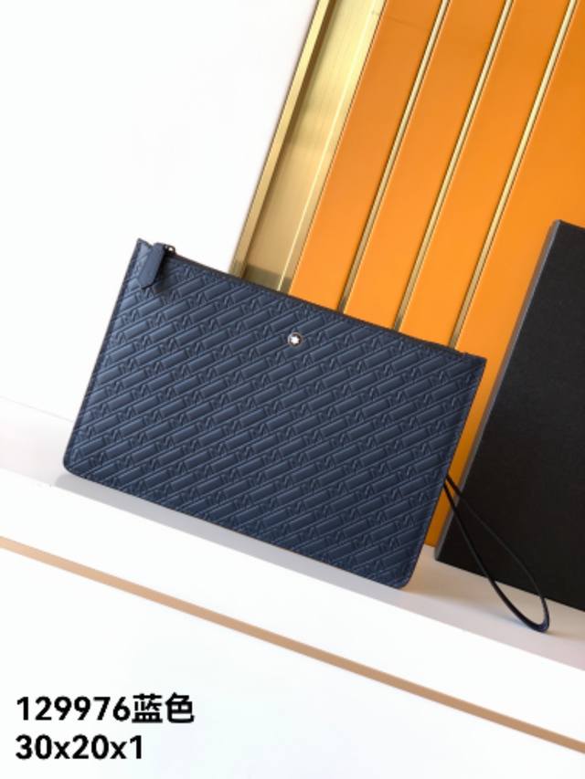 手包：129976#蓝色专柜专用头层牛皮压花，万宝经典匠心系列秉承品牌的悠久传统，全系列包含丰富的大皮具和小皮具款式，融合商务和休闲风格，是当代设计和经典优雅的