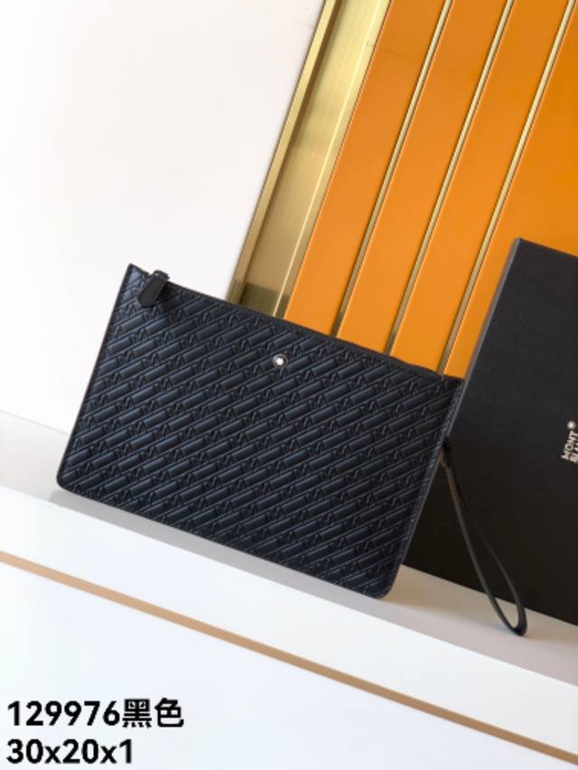 手包：129976#黑色专柜专用头层牛皮压花，万宝经典匠心系列秉承品牌的悠久传统，全系列包含丰富的大皮具和小皮具款式，融合商务和休闲风格，是当代设计和经典优雅的