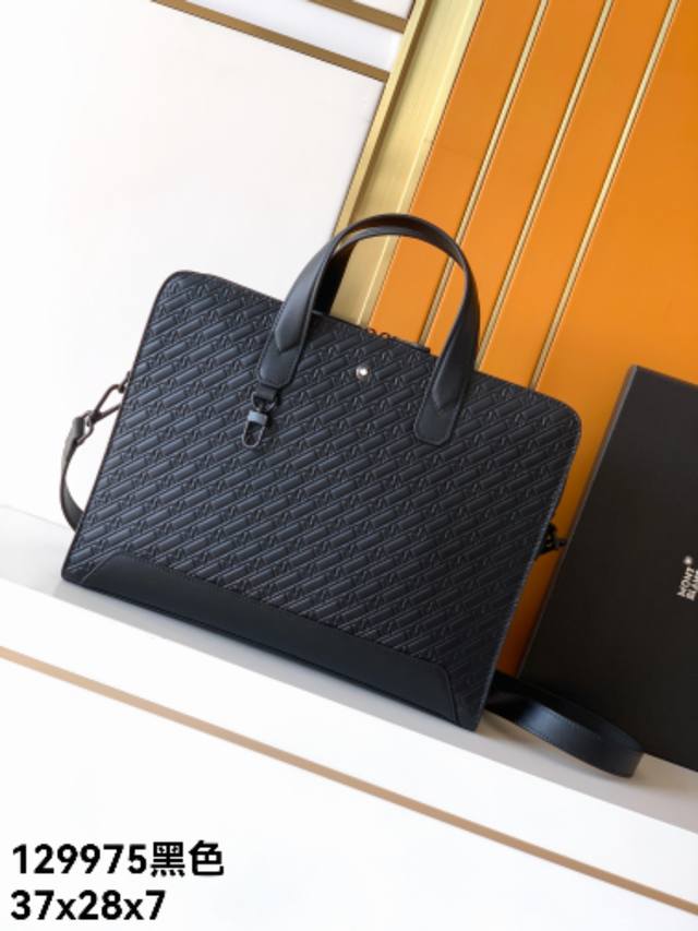 公文包：129975#黑色专柜专用头层牛皮压花，万宝经典匠心系列秉承品牌的悠久传统，全系列包含丰富的大皮具和小皮具款式，融合商务和休闲风格，是当代设计和经典优雅